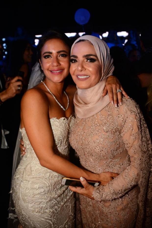 بالصور| فستان زفاف ابنة منى عبدالغني "المستعمل" بـ 100 ألف وإيجاره 20