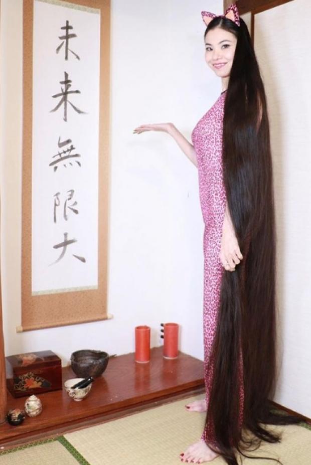 «رابونزل اليابان تظهر من جديد».. فتاة تملك شعر يصل لـ 5 أمتار وتعلق: روينه سهل