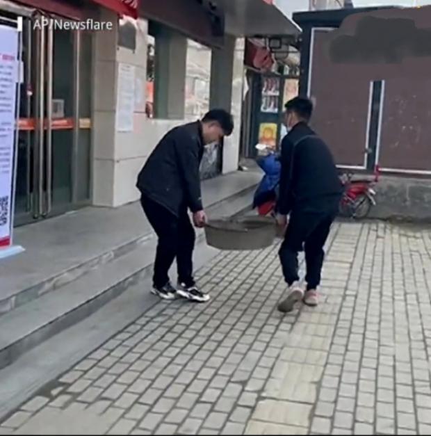 بـ طريقة غريبة.. صيني يطلب الزواج من صديقتهبالفيديو 2