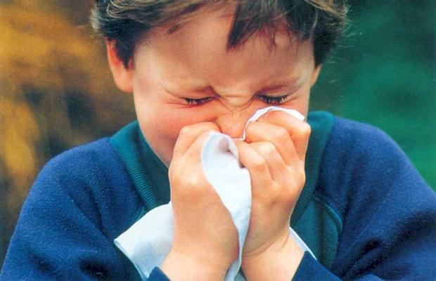 استشاري حساسية ومناعة يوضح نصائح بسيطة لحماية الأطفال من نزلات البرد(خاص)