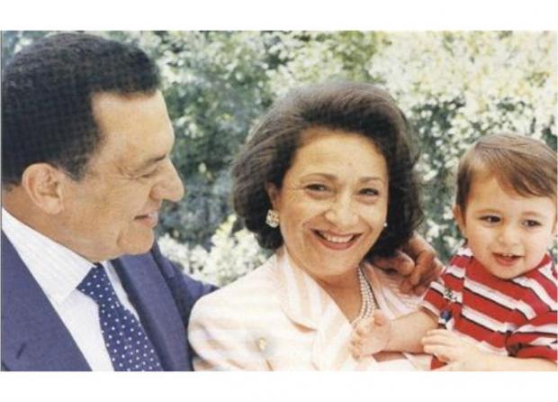  سوزان مبارك وزوجها وحفيدها