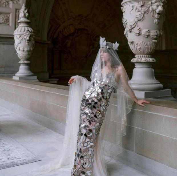 «لابسه فستان إزاز».. تفاصيل مثيرة عن حفل زفاف حفيدة الملياردير إيفي جيتي|بالصور